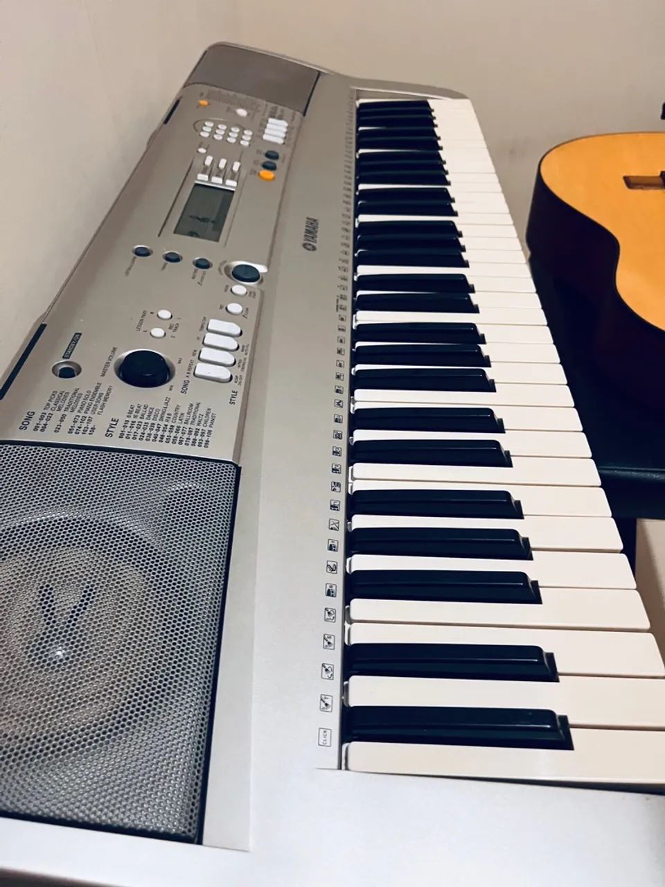 Teclado Yamaha PSR-E303 (ÓTIMO P/ IGREJA) - Foto 2