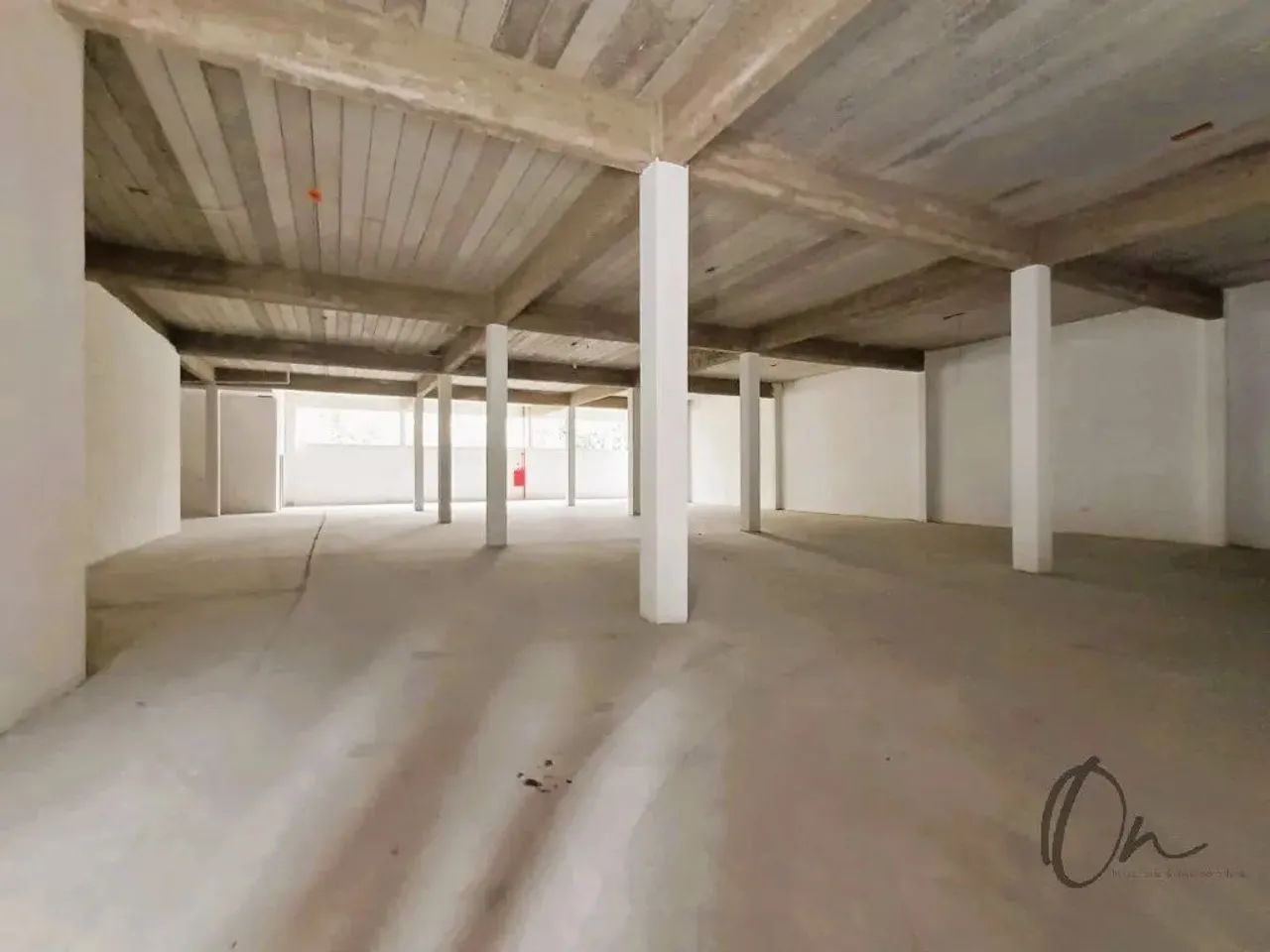 Galpão Comercial de Alto Padrão na Granja Viana: 3 banheiros, 10 vagas de garagem e 750m²  - Foto 3