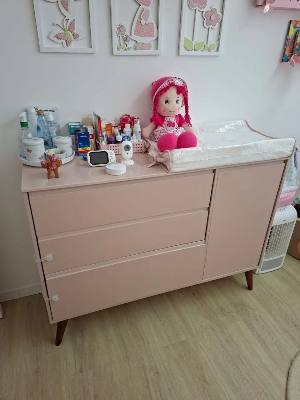 Vendo lindo berço com cômoda design moderno e prático. Ideal para o quarto seu filho(a) - Foto 2