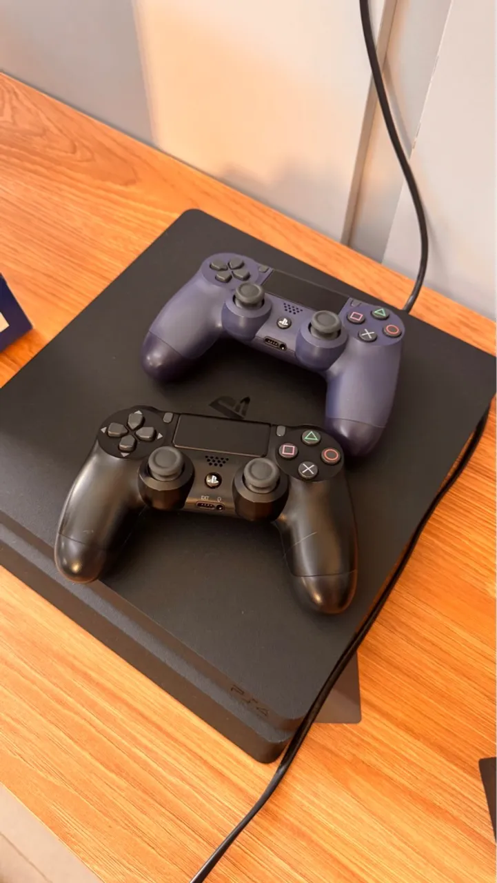 Playstation 4 com 2 Controles