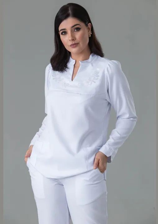 Blusa Scrub Branca bordada - Foto 2