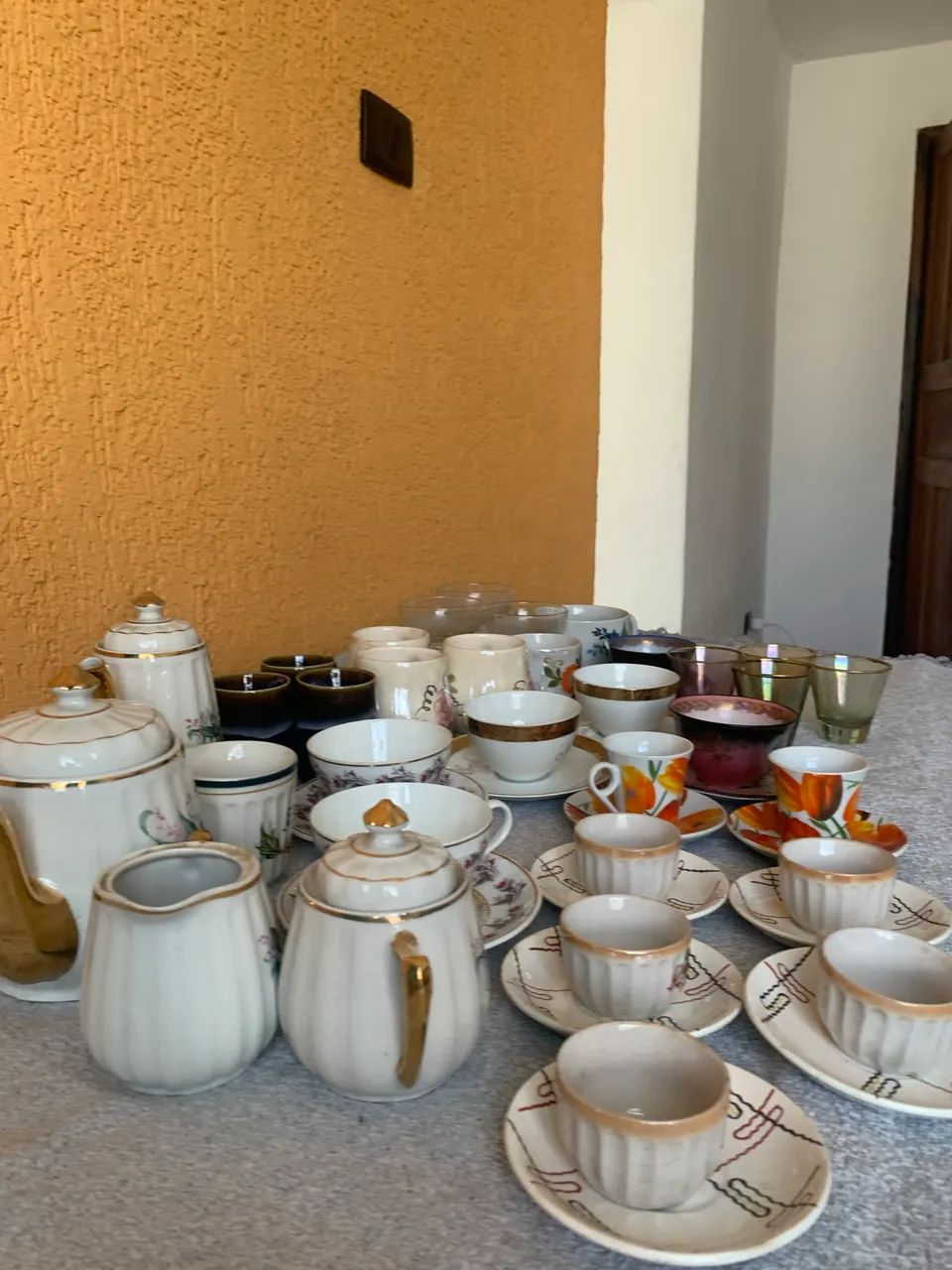 JOGOS DE XÍCARAS DE PORCELANAS , BULES , CREMELEIRAS DOS ANOS 60/70 - Foto 2