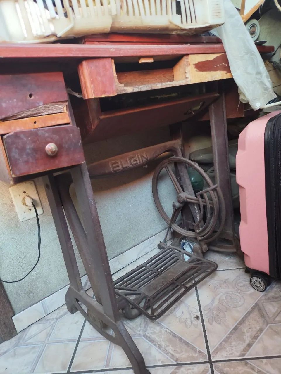 Máquina de Costura Elgin Antiga - Colecionador (com defeito)