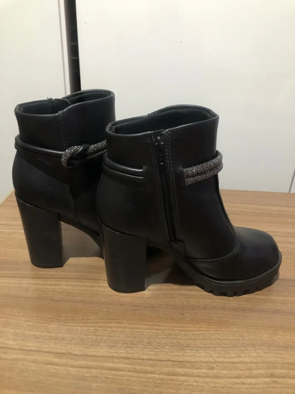 Botas pretas de salto alto