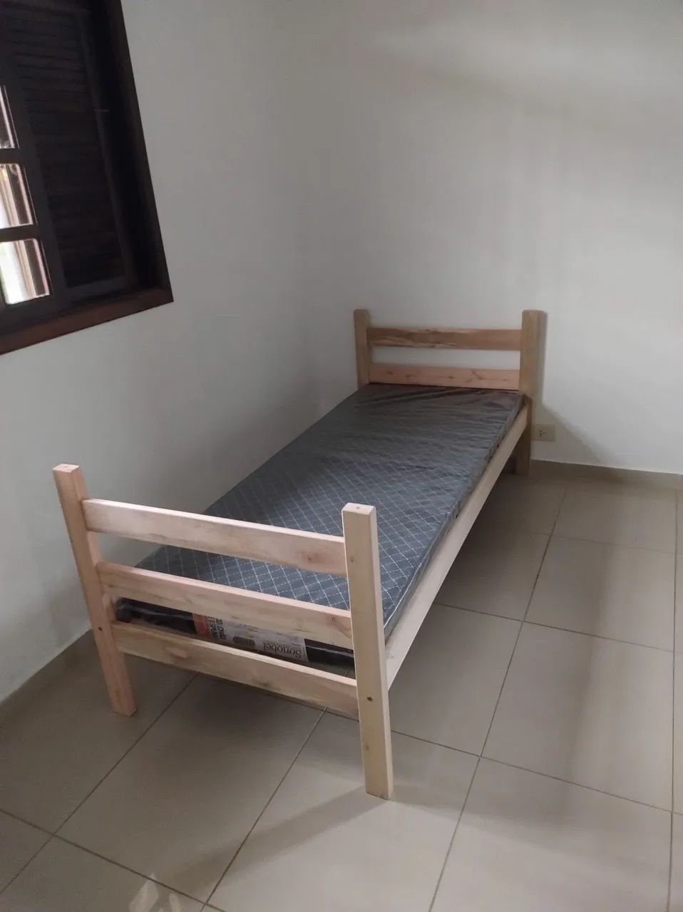 Cama de solteiro de madeira com colchão de solteiro NOVOS 