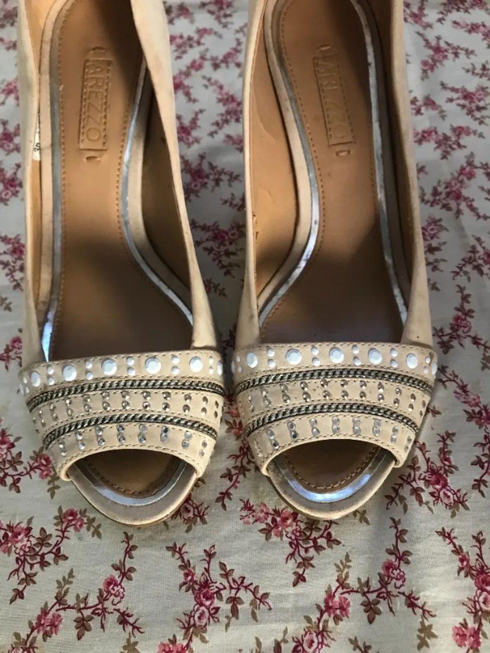 Peep Toe Creme com Spikes da Arezzo - Foto 2