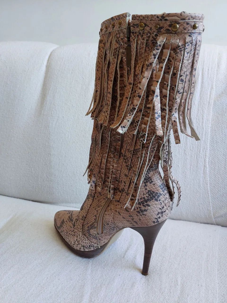 Botas de couro com franjas e salto alto - Foto 4