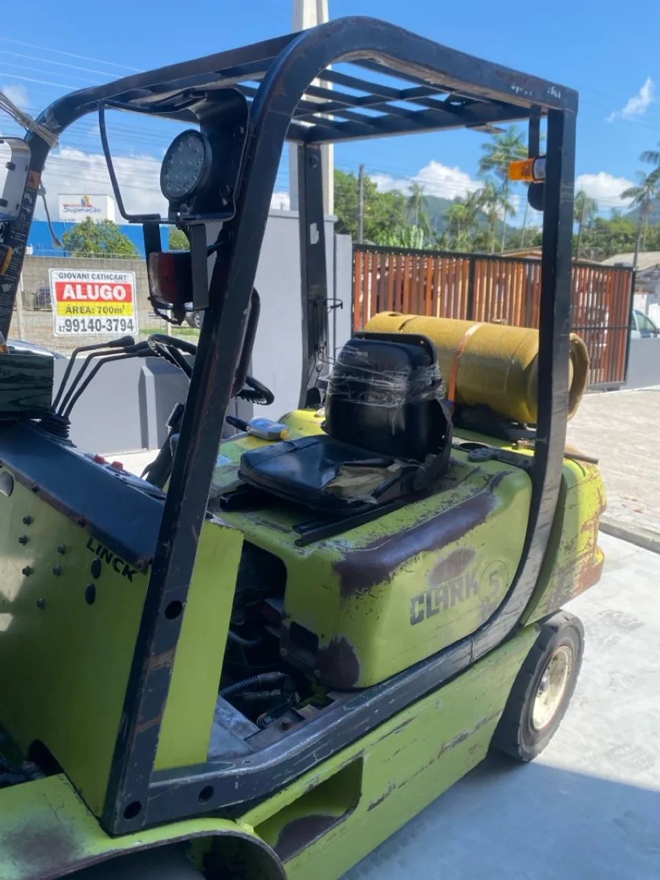 Vendo empilhadeira clark em boas condições 