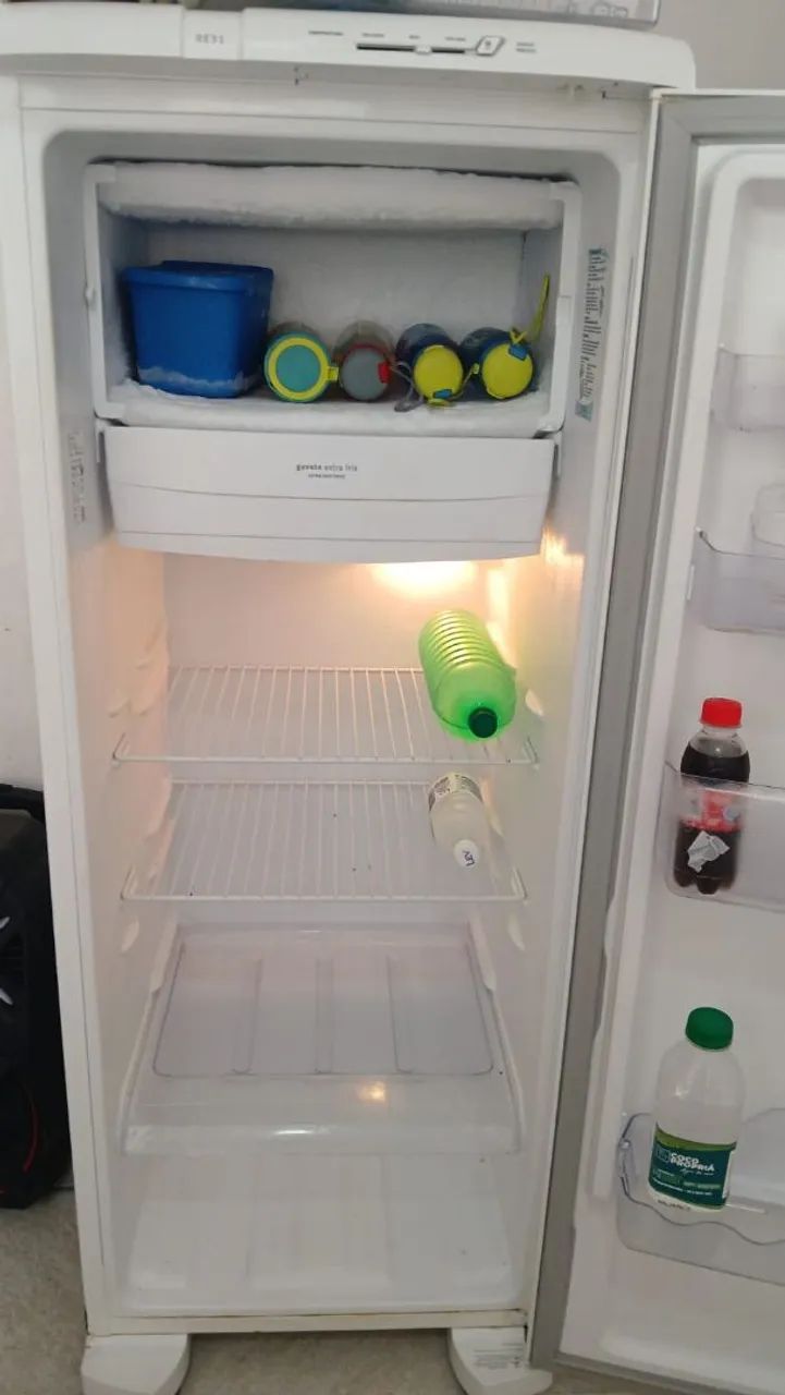 Vendo geladeira  em ótimo estado e preço bom.