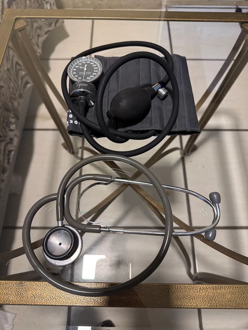 Kit com estetoscópio Littmann com esfigmomanômetro Tycos