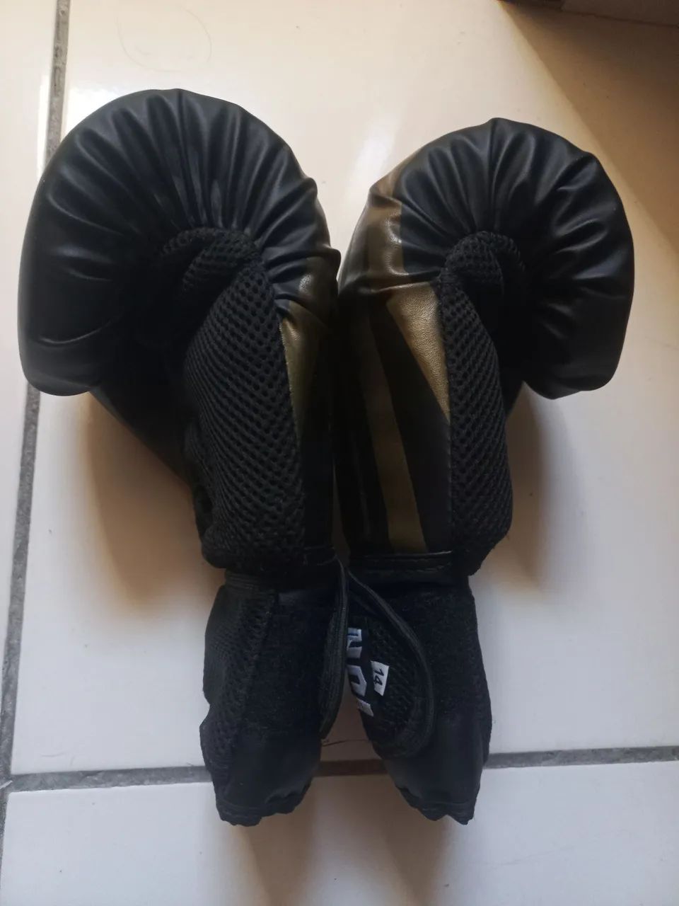 Vendo par de luvas de muay thai e bandagem - Foto 4