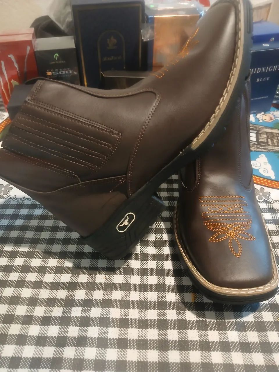 Vendo bota marrom n40 - Foto 2