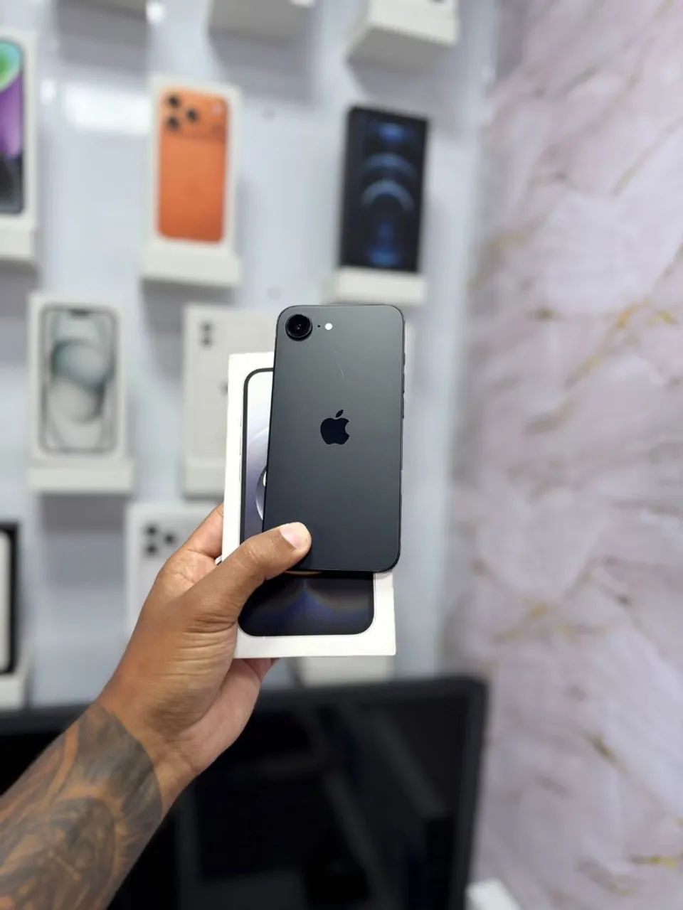 IPHONE 16e 256GB MUITO LINDO<br>R$ 3.499,00