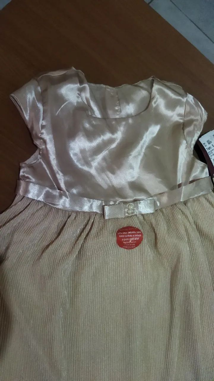 Vestido infantil champanhe lindíssimo cetim saia plissada, lacinho com pedrinha de strass 