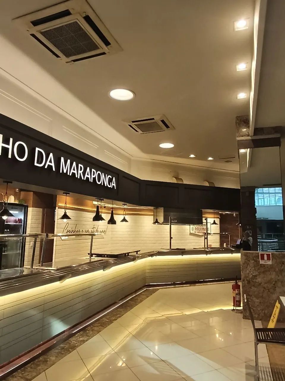 Procura-se pessoas qualificadas para trabalhar na área  restaurante. 