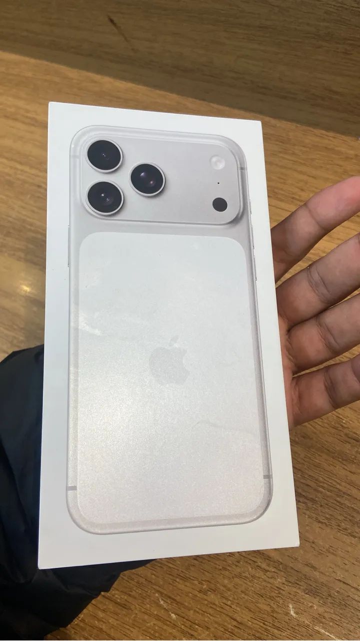 iPhone 17 pro Max silver