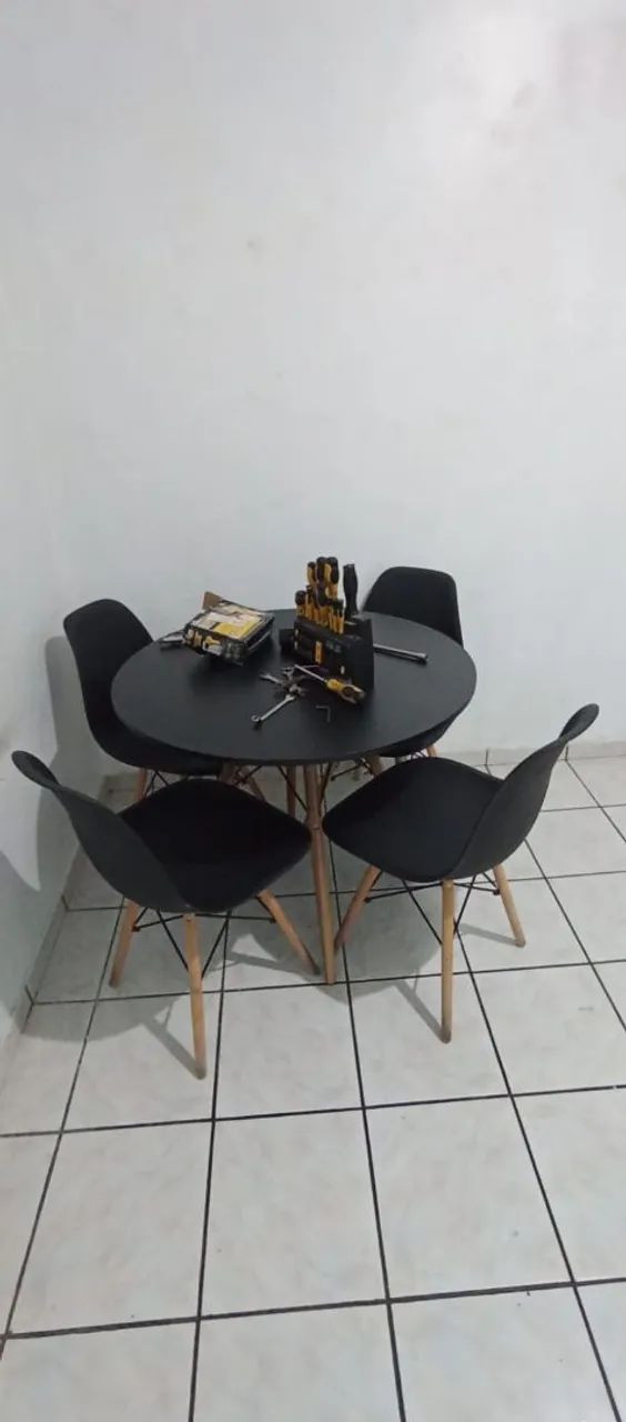 Conjunto de Jantar Mesa Eiffel Redonda Com 4 Cadeiras