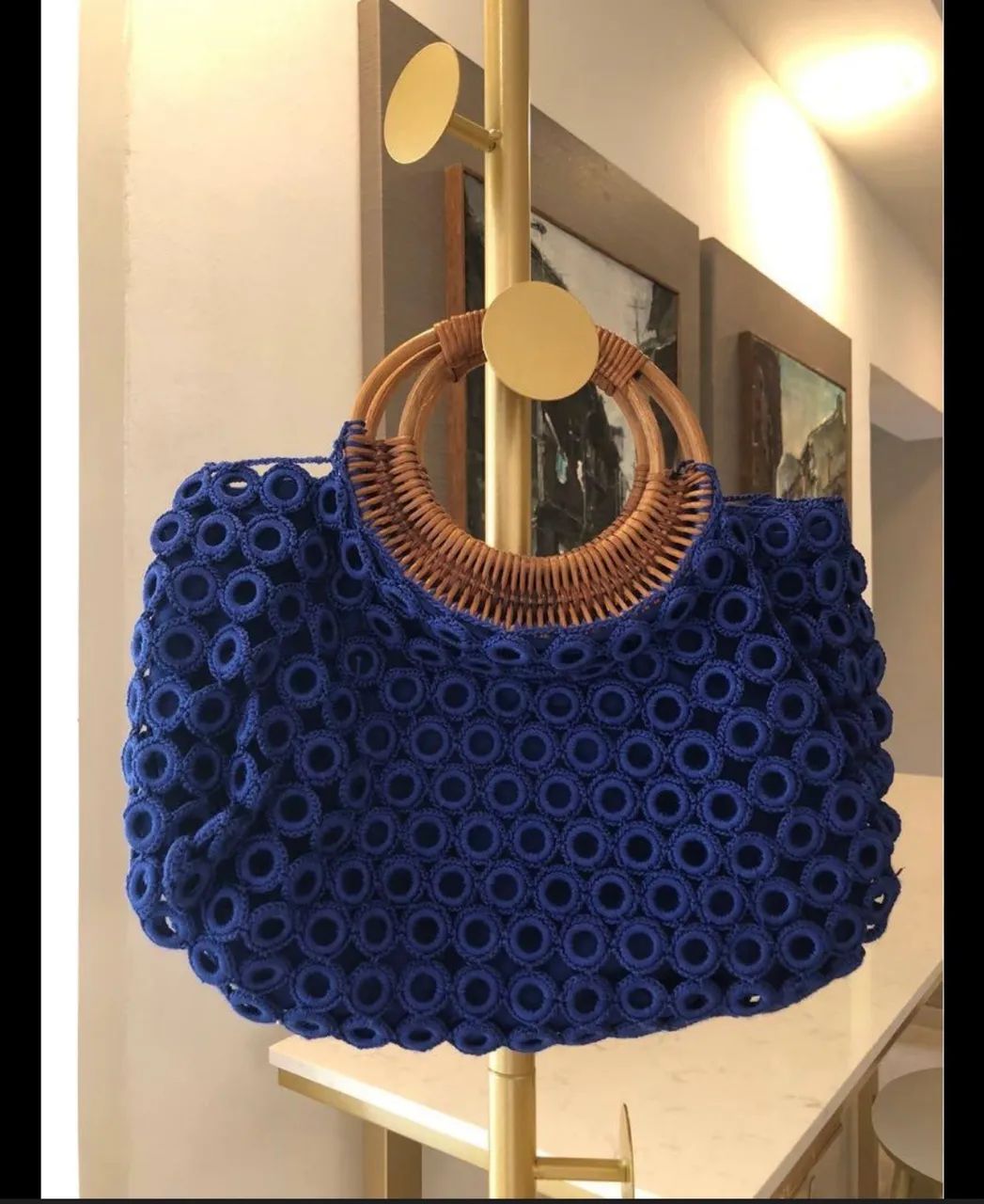 Bolsa de crochê com alça de rattan
