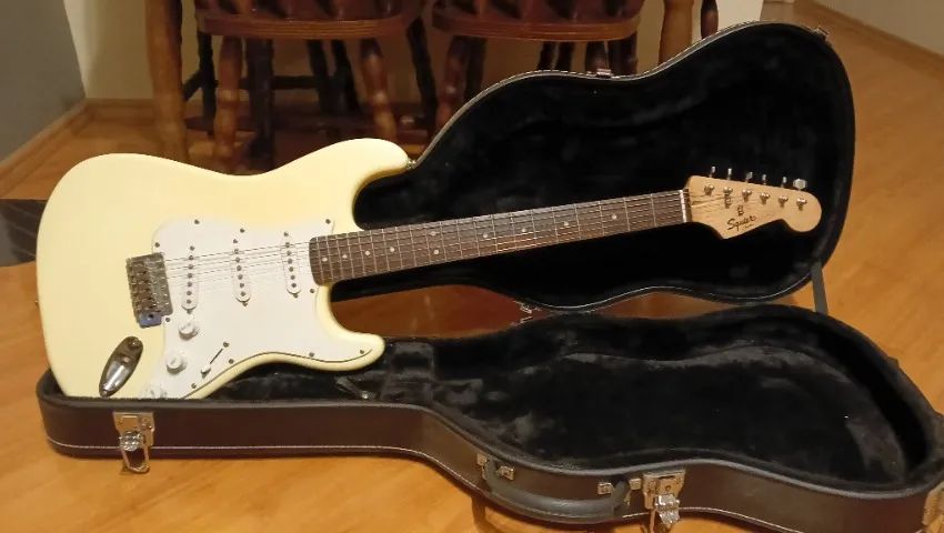 Guitarra Squier® Bullet Strat - Foto 2
