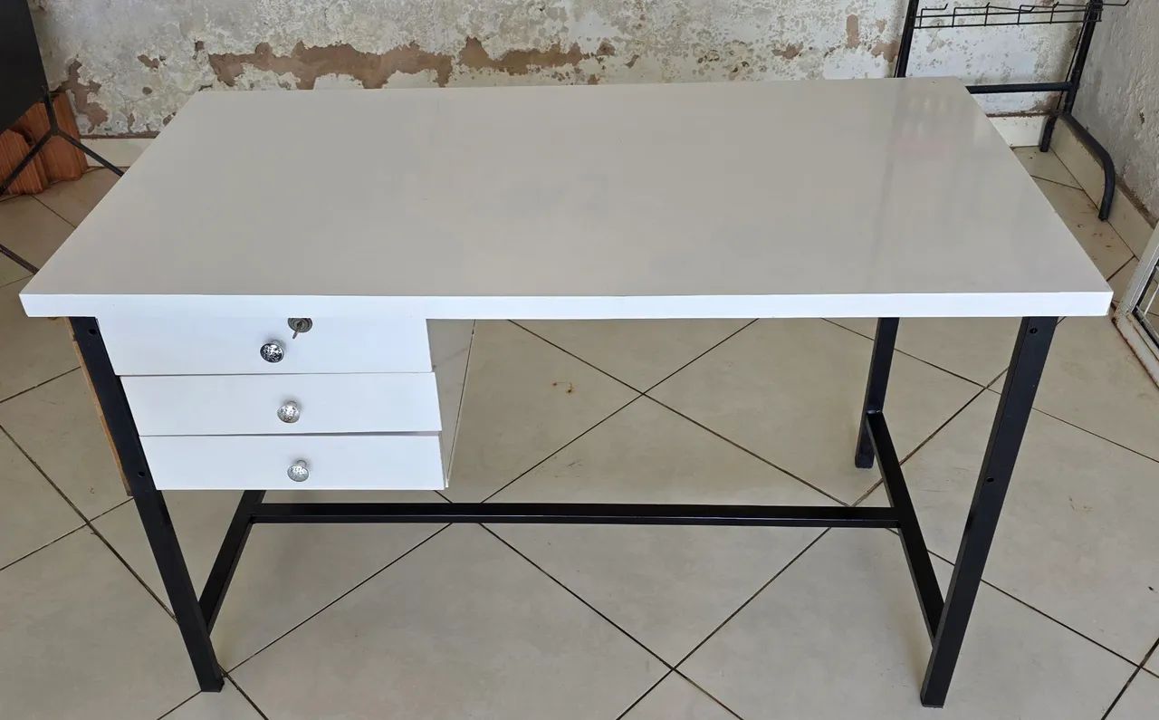 Mesa com 3 gavetas