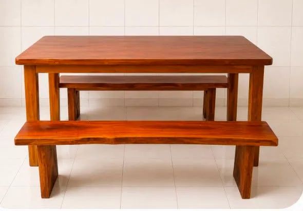 Mesa com dois bancos de madeira maciça
