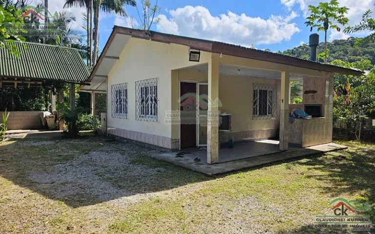Chácara com casa 02 quartos no Centro de Águas Mornas, com Escritura Pública