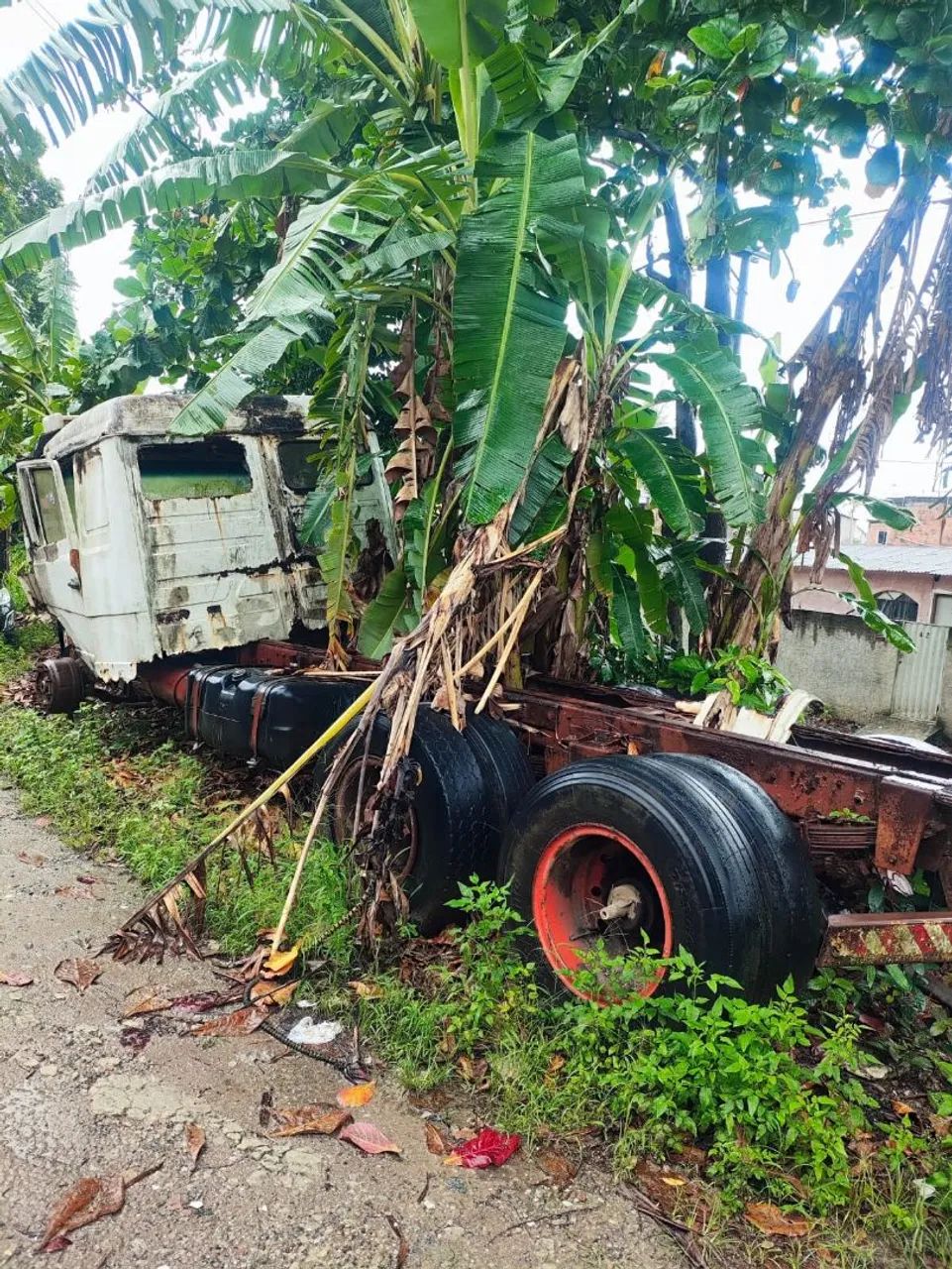 Chassis mb 1935 com diferencial e truck. 