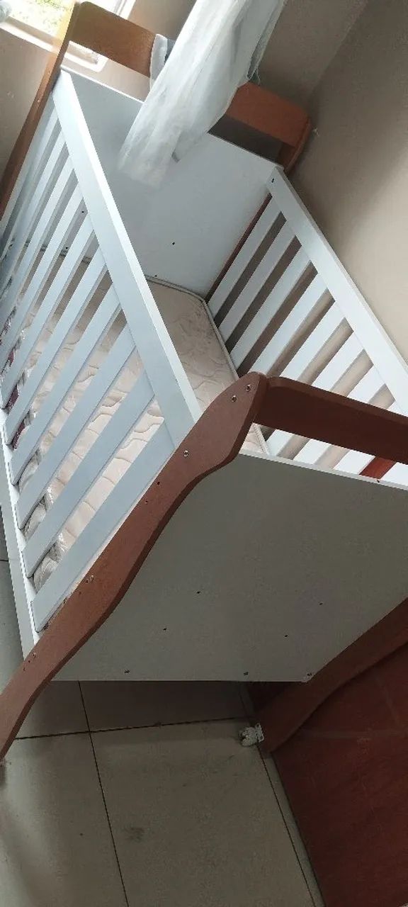 BERÇO Branco com tons de madeira em MDF