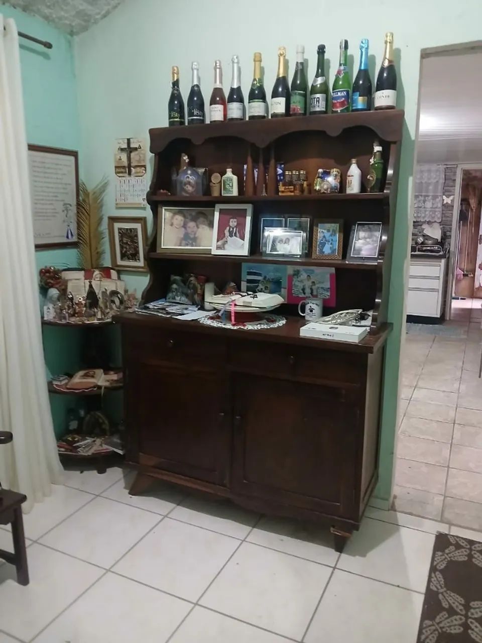 Armário antigo de madeira de lei