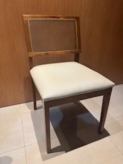 Conjunto de jantar, mesa off white com vidro e com seis cadeiras. - Foto 2