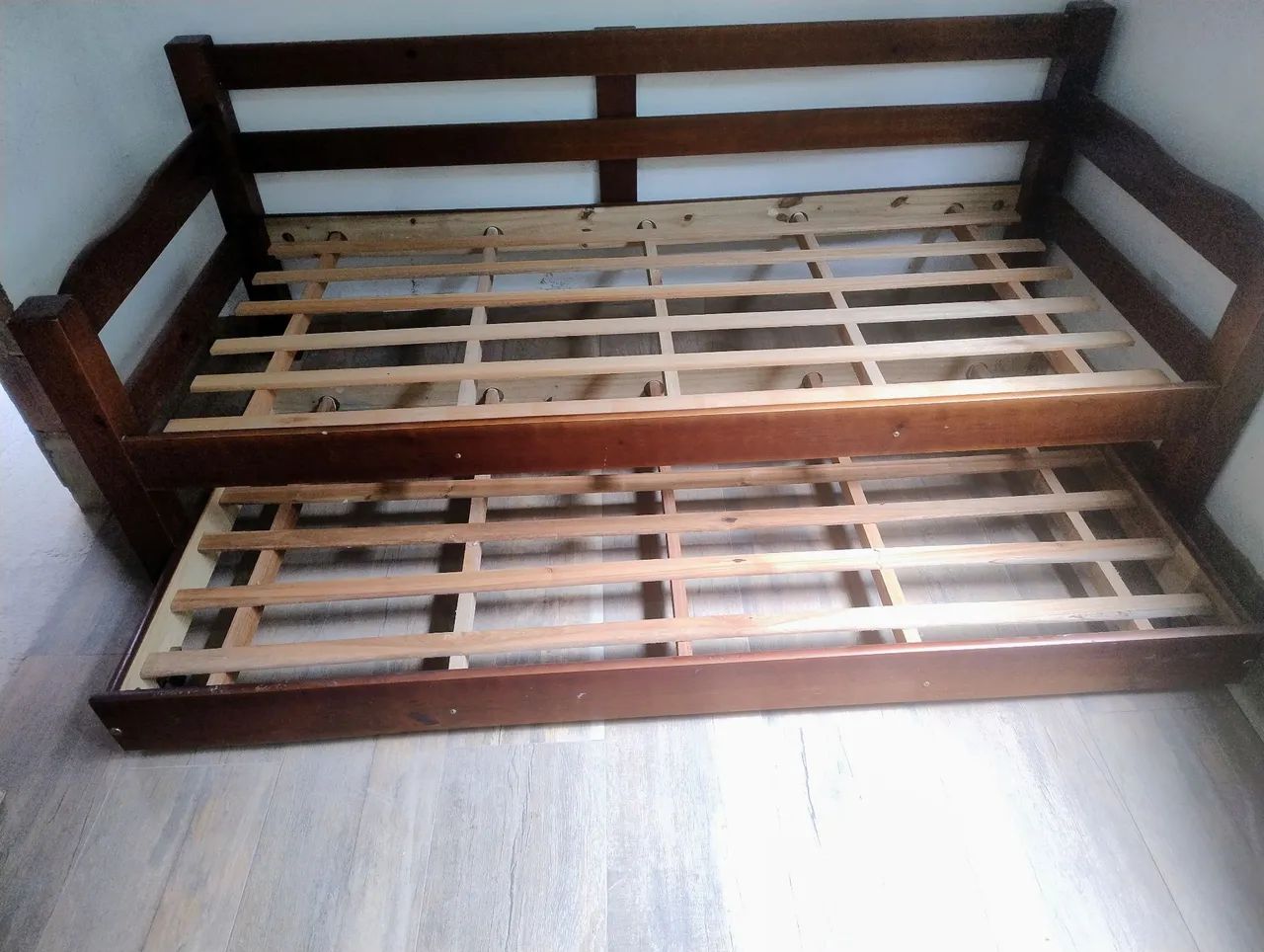 Sofá cama madeira com cama extra embaixo - Foto 2