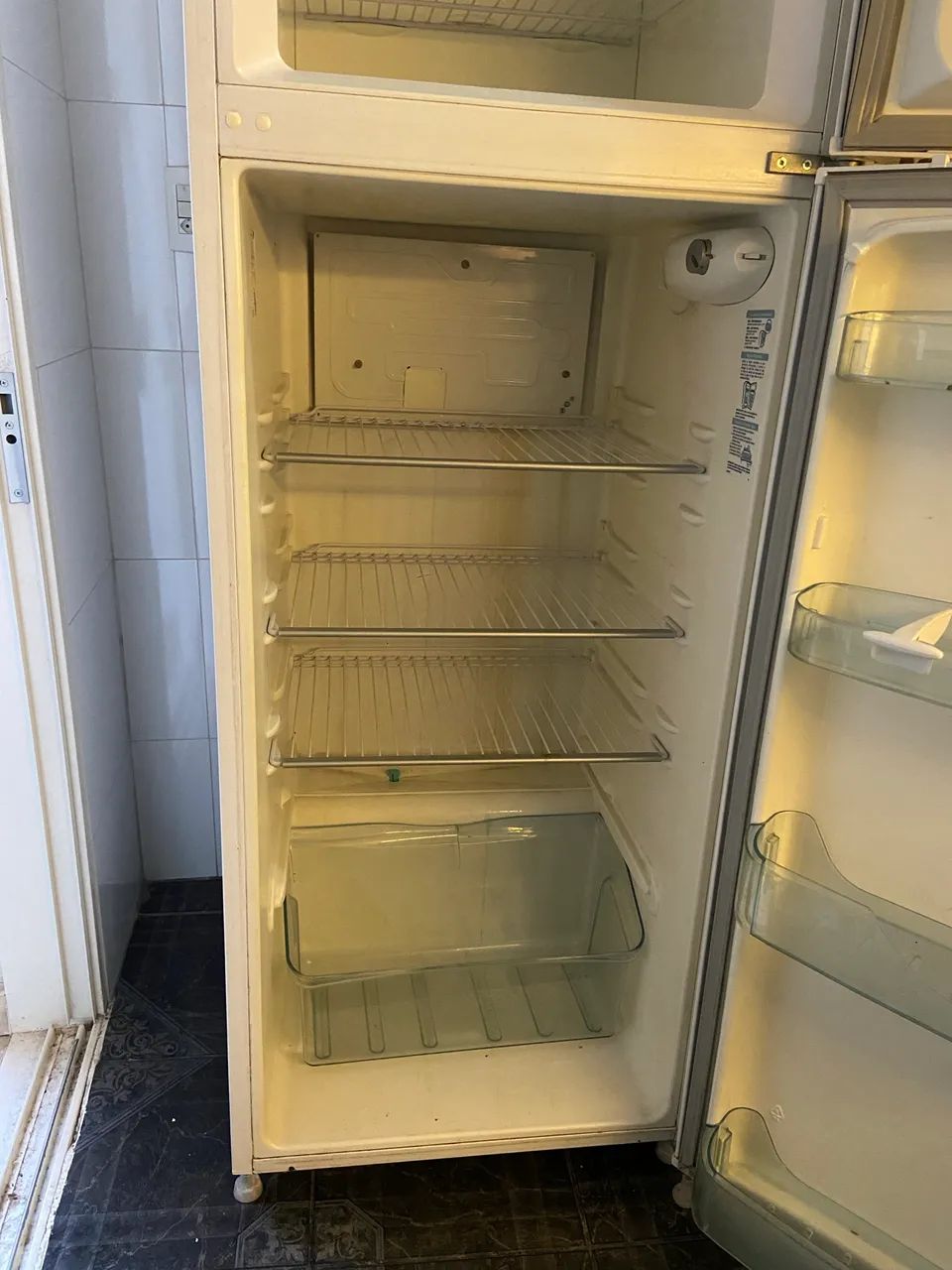 Geladeira 220v 2 portas - Foto 4