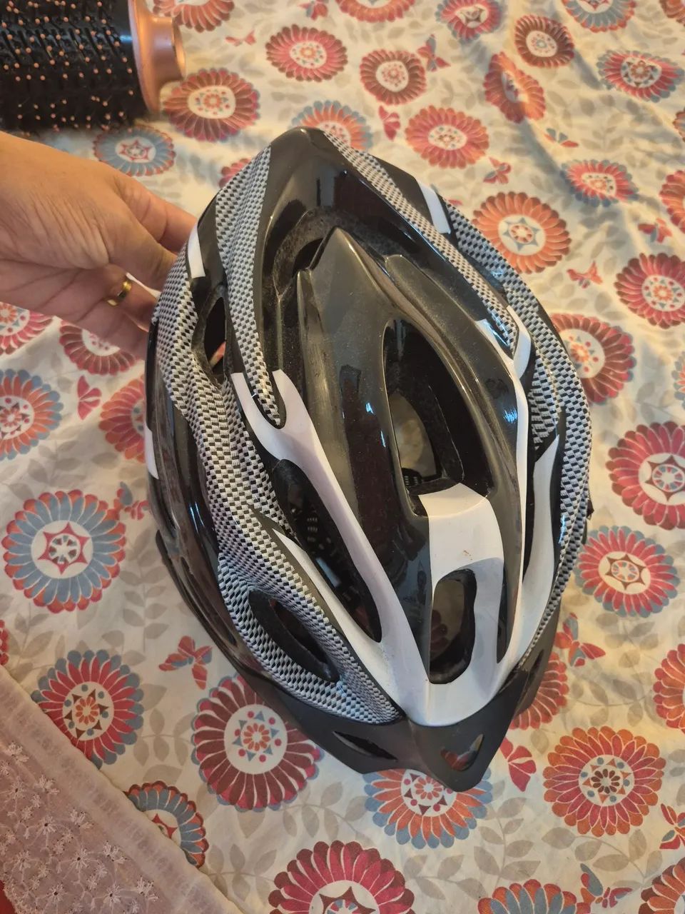 Capacete para bicicleta preto e branco - Foto 2