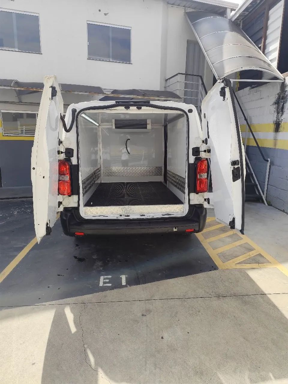 Refrigeração e isolamento térmico para Fiorinos e vans. - Foto 4
