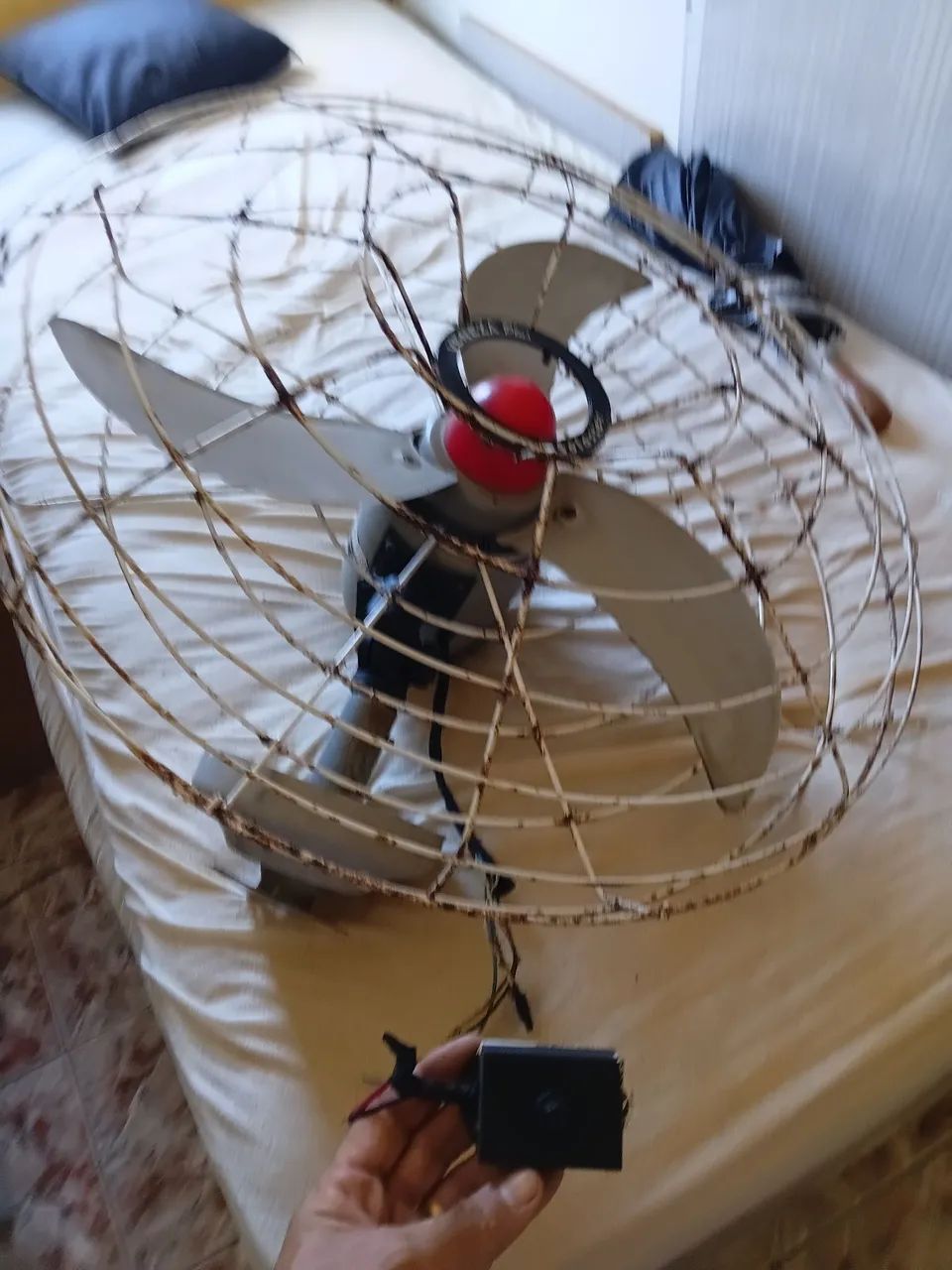 Ventilador de parede muito grande,e todo bom.,  para igreja,mercado ,falta chave ligar  - Foto 2