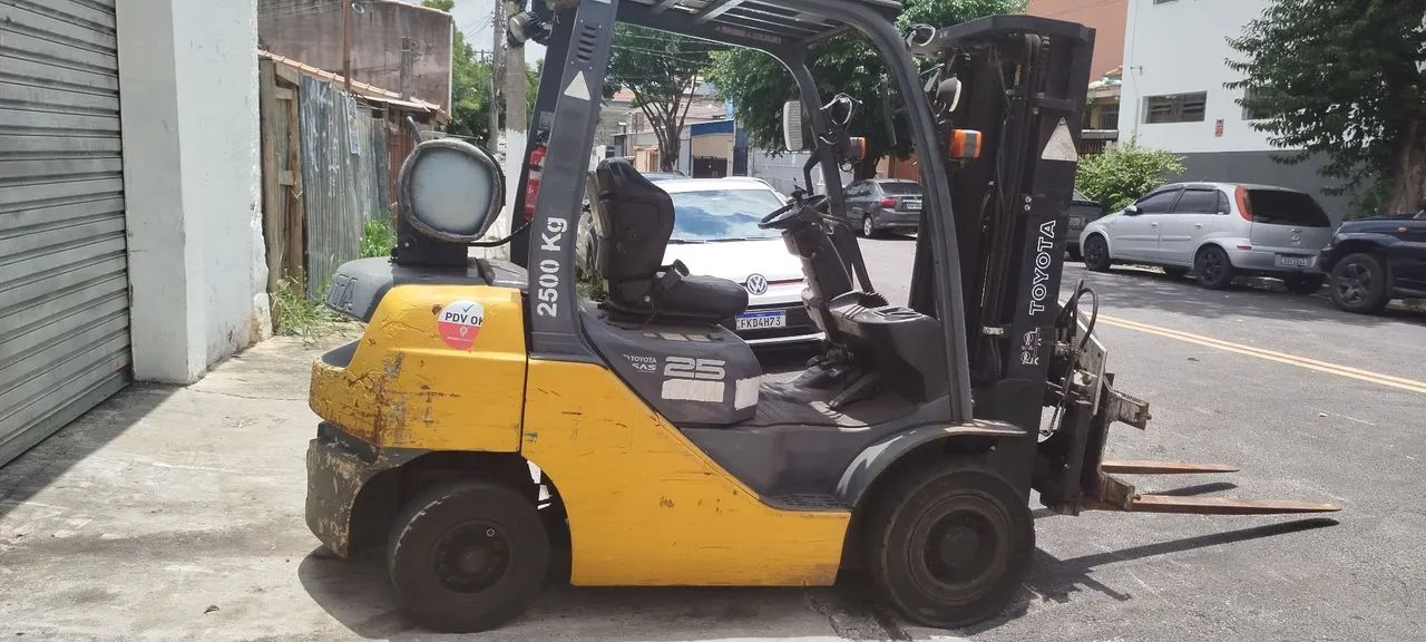 Empilhadeira Toyota 8FG25 2013