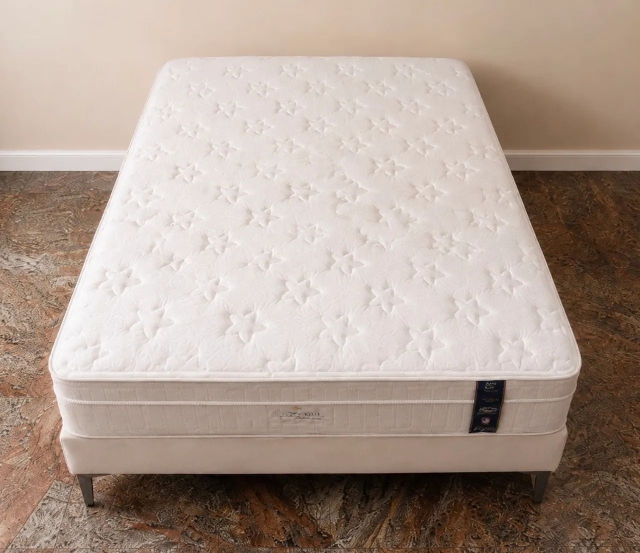 Cama Queen completa - Base estofada em linho + colchão King Koil