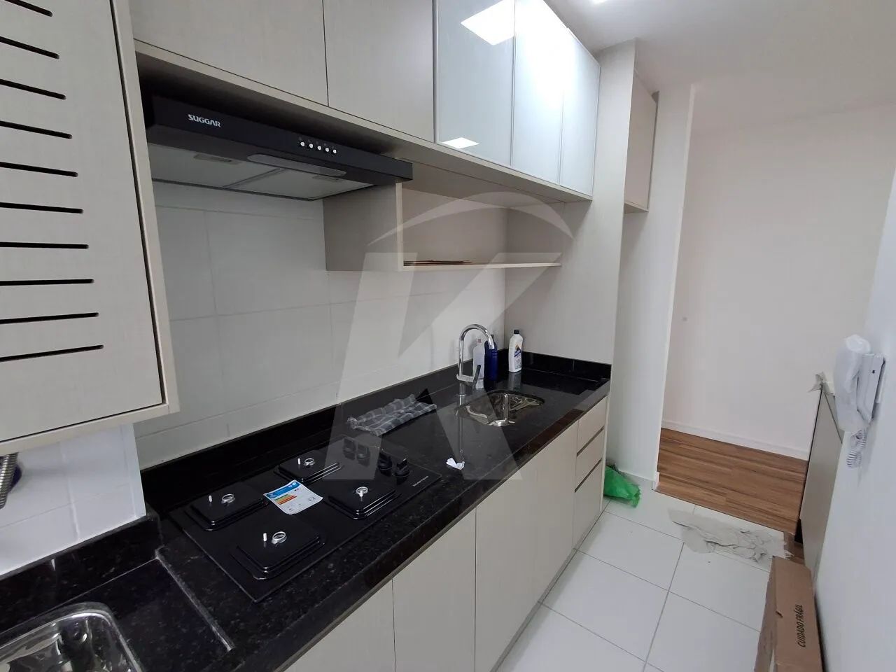 Apartamento com 2 quartos, sala, cozinha e banheiro perto do metrô.