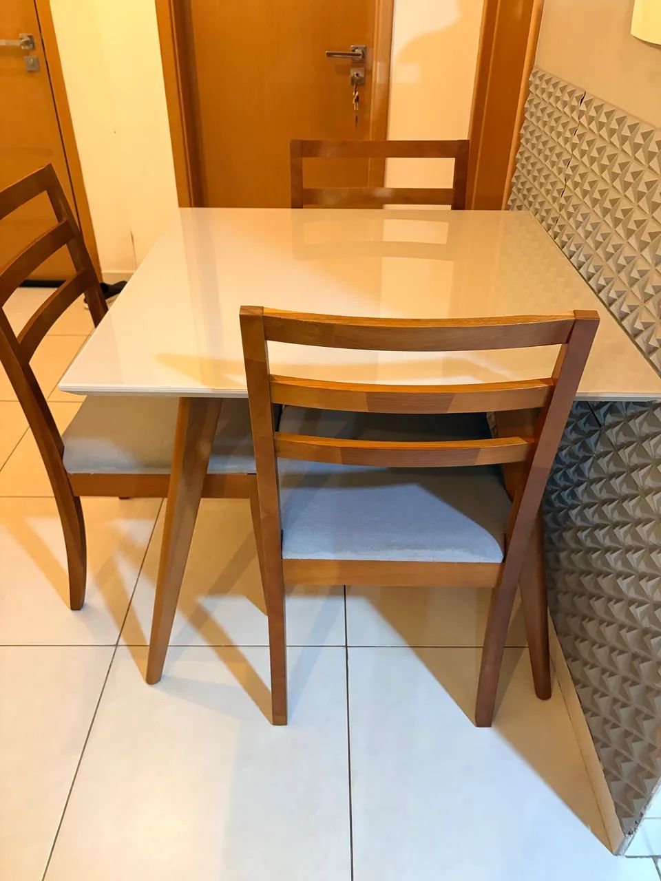 Mesa de jantar 90 x 90 cm e três cadeiras, modernas e elegantes. Sem avarias. - Foto 2