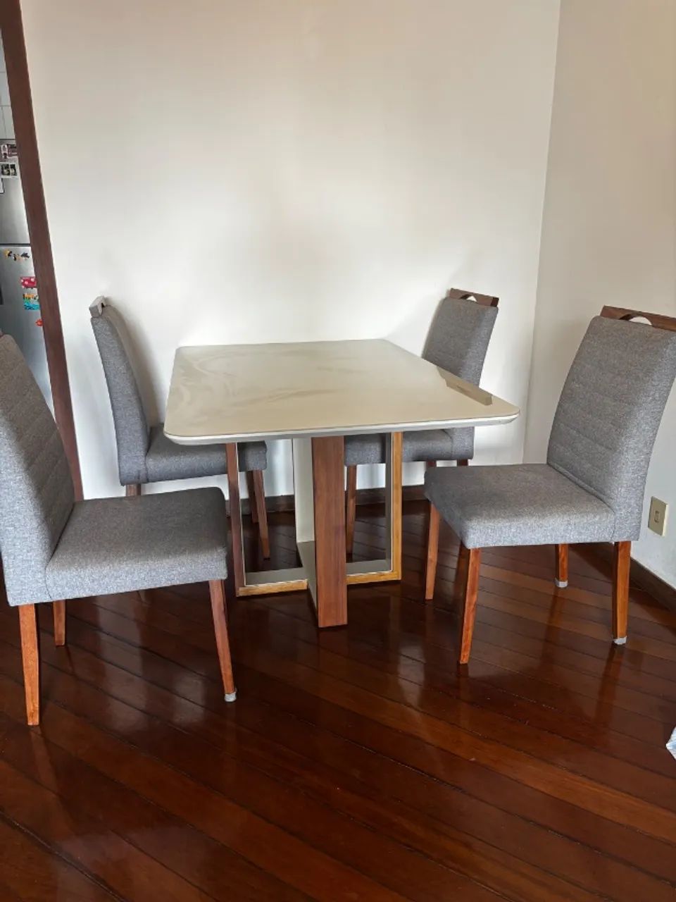 Mesa de jantar com 4 cadeiras e tampo de vidro laqueado - Foto 2
