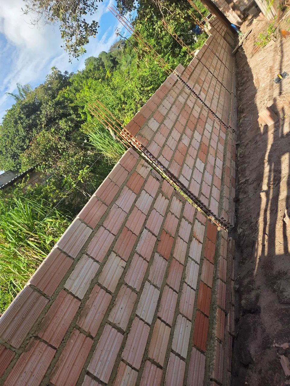 Terreno com casa em construção..ja dar pra morar