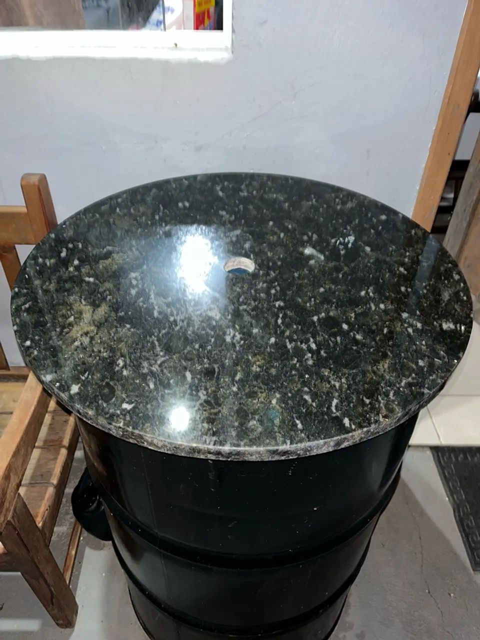 Tonel com tampo de mármore e banquetas  - Foto 2
