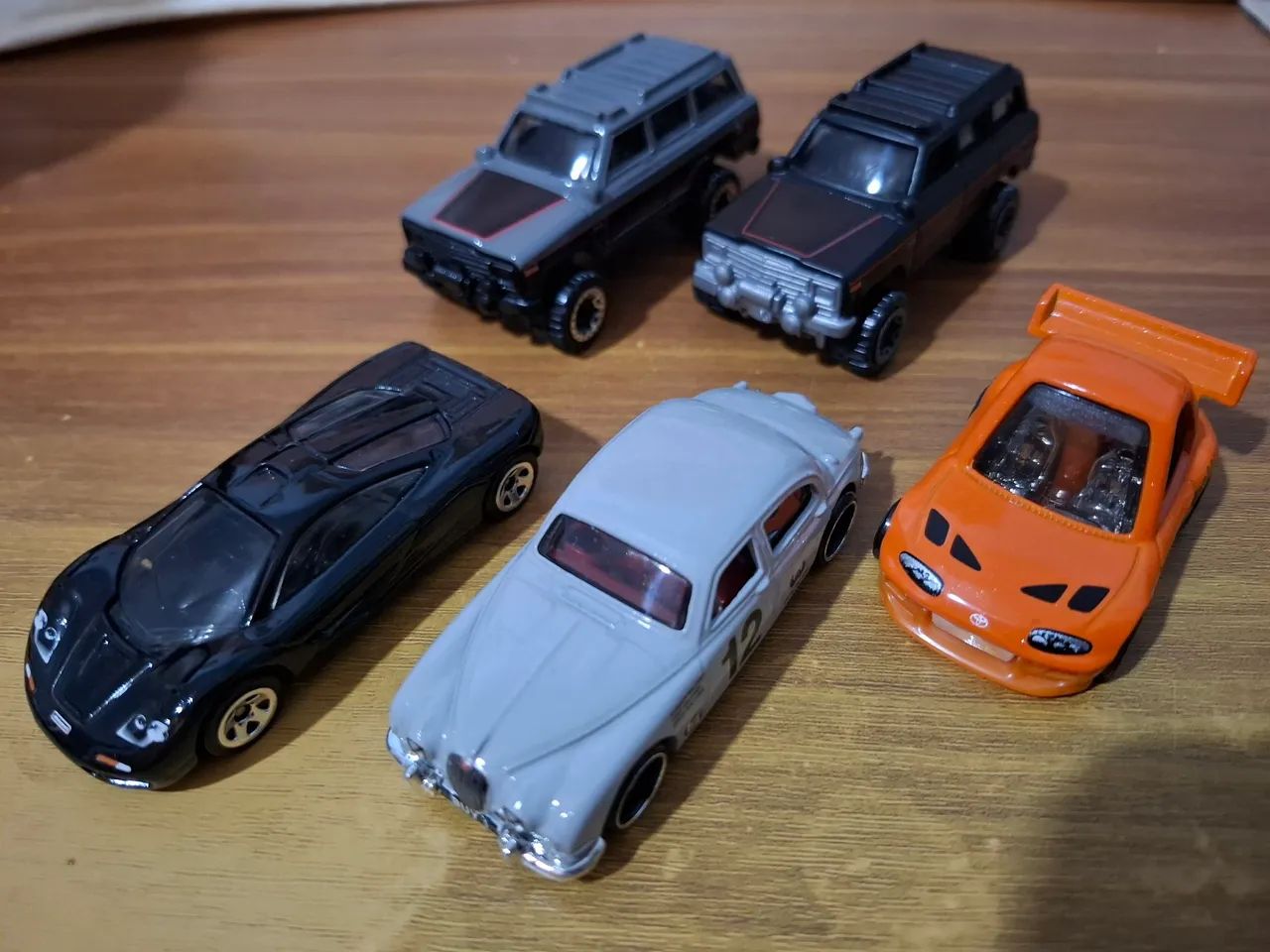 5 HotWheels diversos + brinde! 