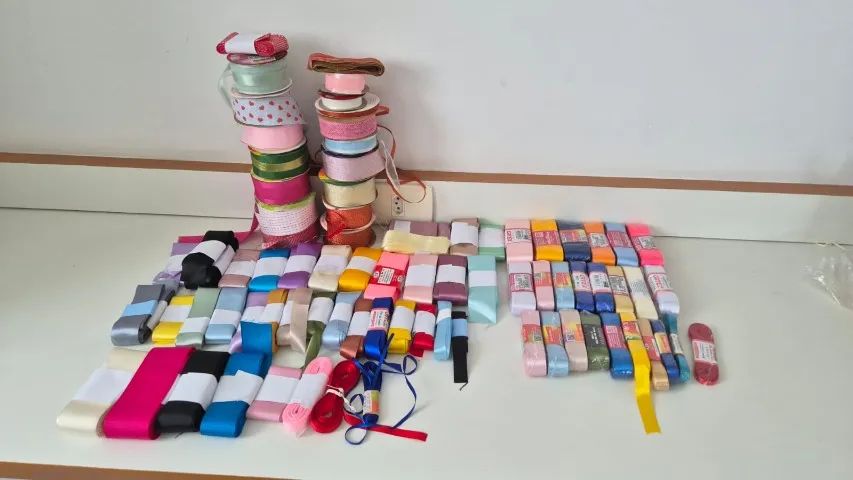 VENDO VARIADAS FITAS DE CETIM, GORGURÃO E DECORATIVAS