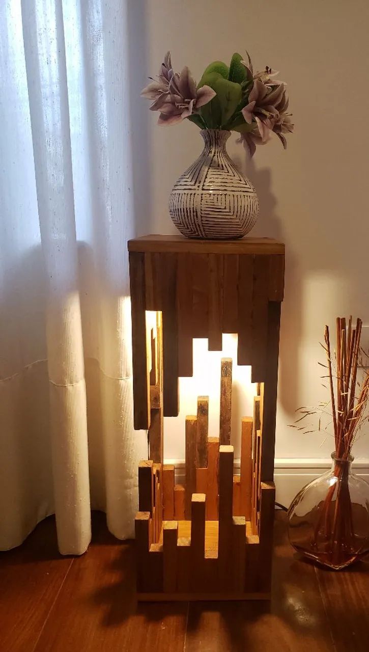 Luminária de madeira