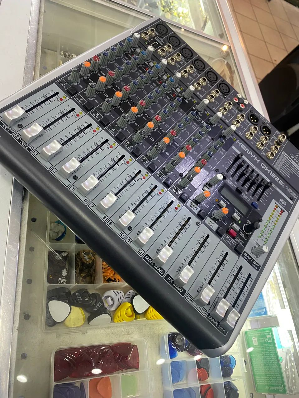 Mesa de som Behringer QX 1222 USB  - Foto 2