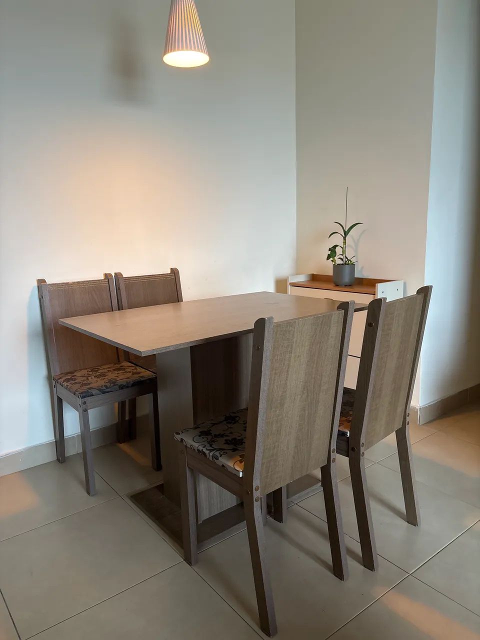Mesa com 4 cadeiras