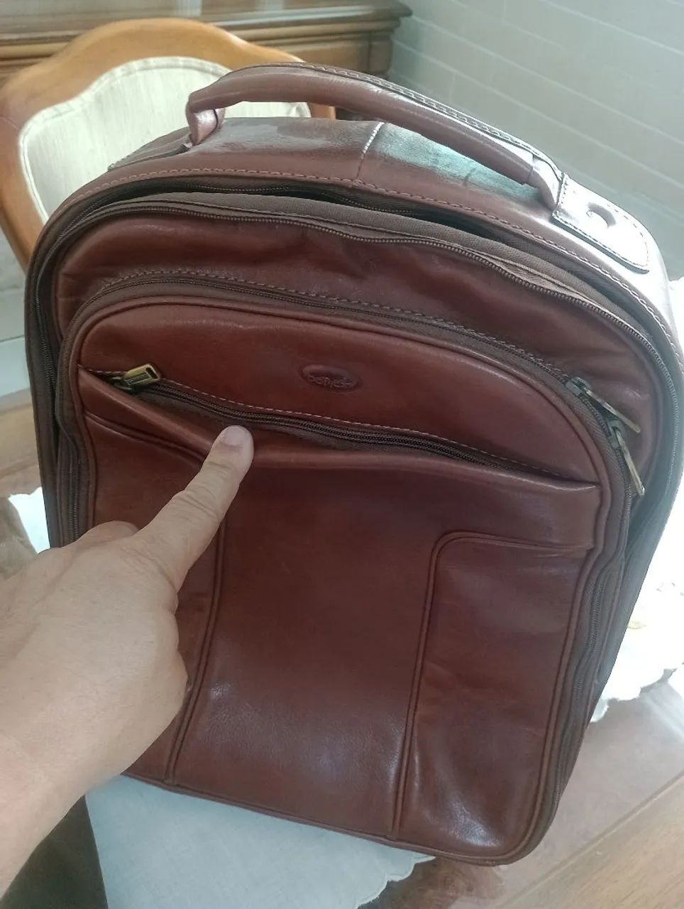 Mochila em couro legítimo bennesh nunca usada. 0km - Foto 2