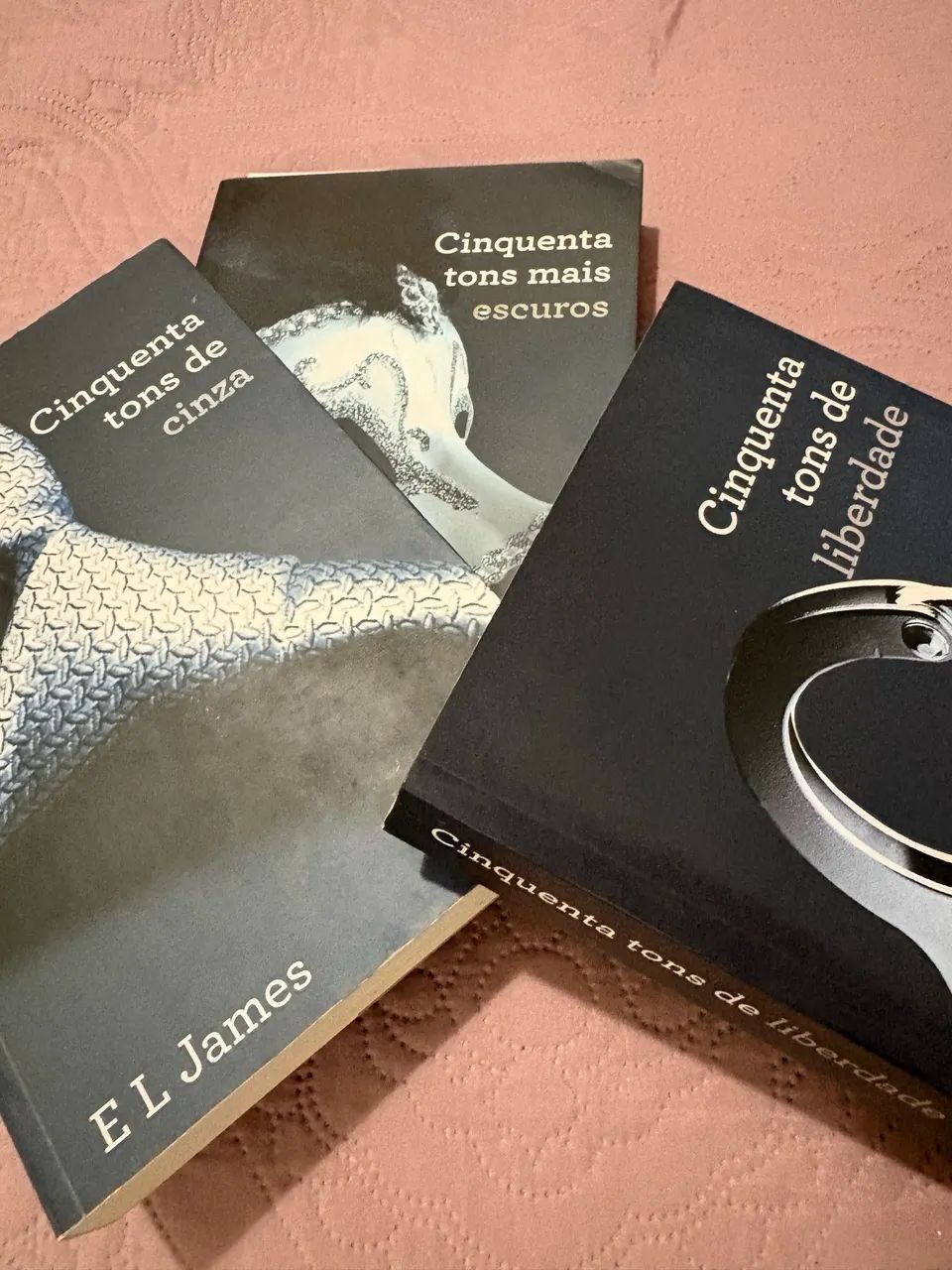 Cinquenta tons de cinza (trilogia  - Foto 3