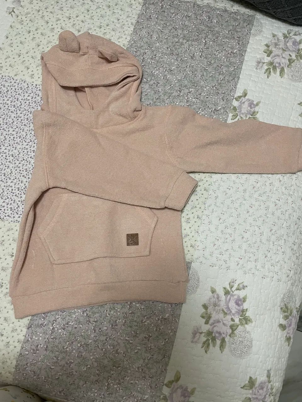 Este é um conjunto de moletom infantil verde com capuz e bolso canguru. - Foto 3
